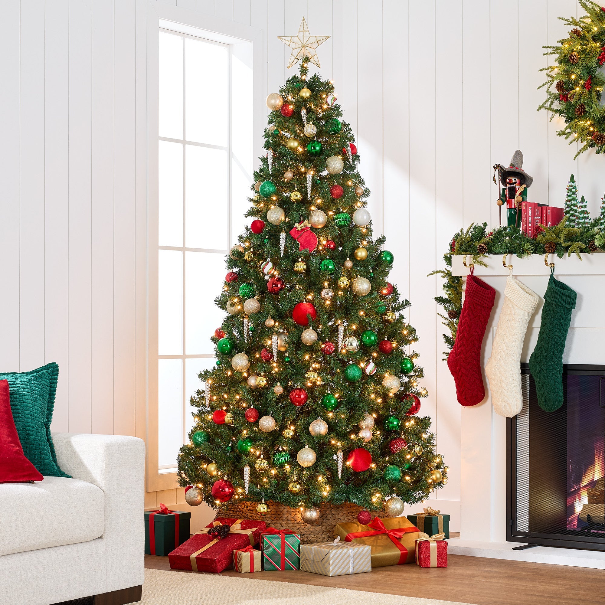 Pre-Lit Artificial Green Spruce Christmas Tree with Easy Assembly with eye-catching holiday style